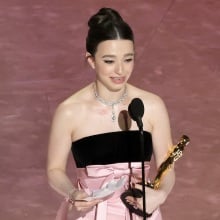 Mikey Madison accepts her Oscar.