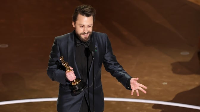 Kieran Culkin accepts his Oscar.