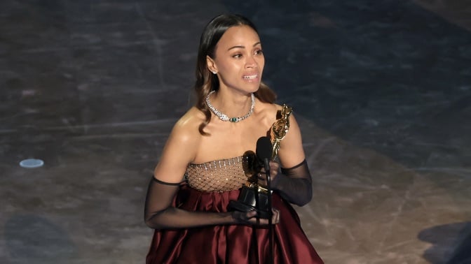 Zoe Saldaña accepts her Oscar.