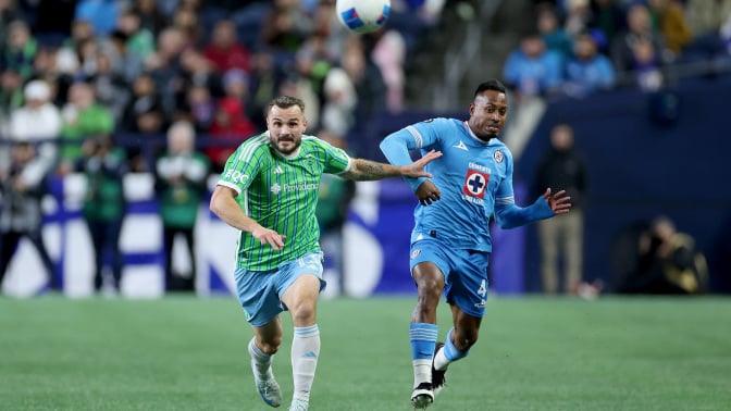 Jordan Morris of Seattle Sounders and Willer Ditta of Cruz Azul