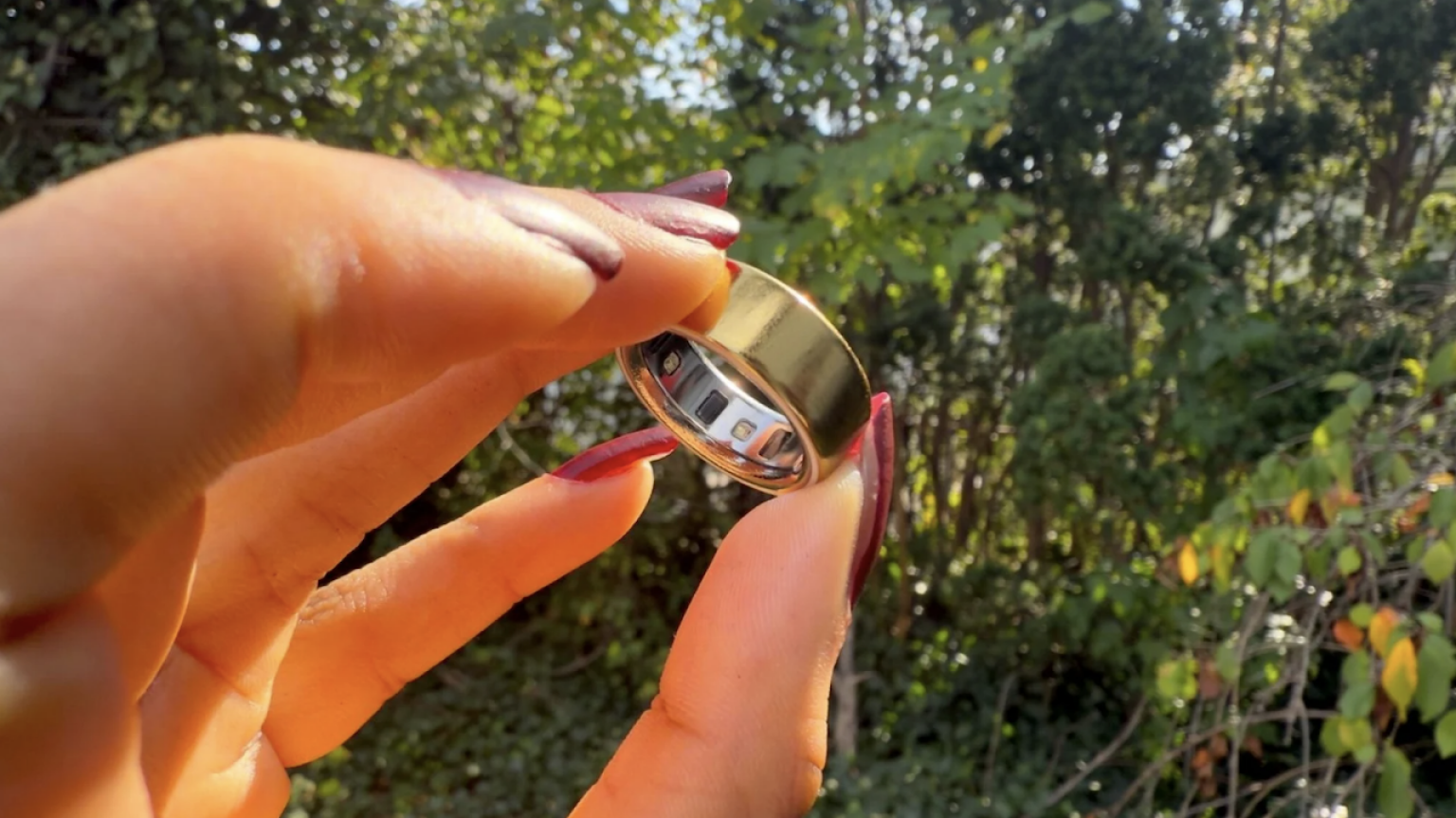 Person holding the Oura Ring 4