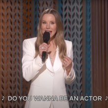 Kristen Bell at the SAG Awards with a caption reading "Do you wanna be an actor?"